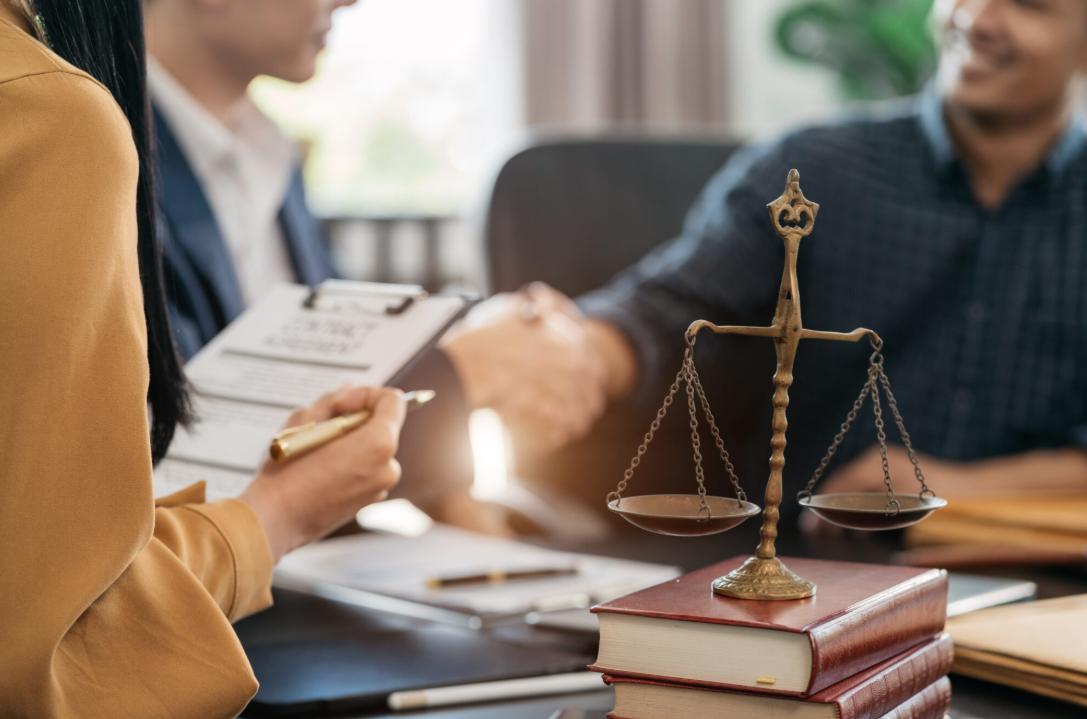 Ngành Luật và Luật kinh tế khác nhau thế nào?